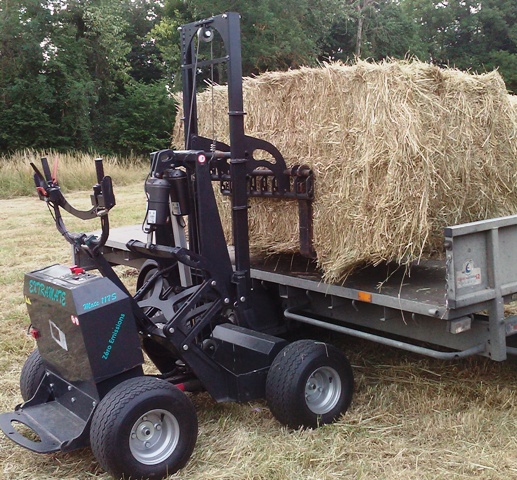 Mate117Z chargement dune balle de foin de 250kg