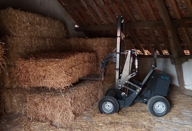 manutention de palle de fourrage paille ou foin dans un grenier extramate Mate93z avec mat