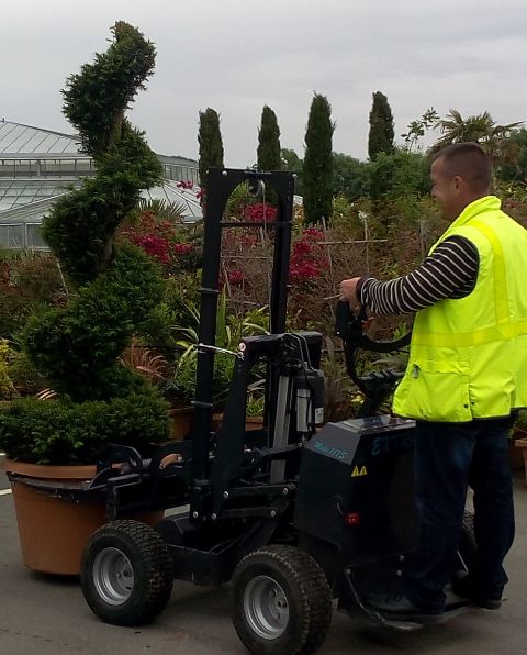 transport et manutention darbre en conteneur avec un chariot lectrique 4 roures motrices Extramate