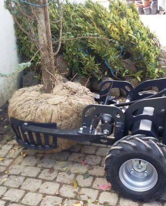 Extamate M93Z avec une pince lectrique quipe de machoires  motte transport et dplacement darbres en motte