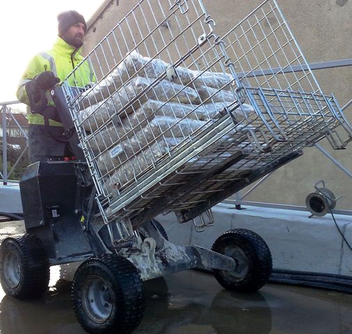 fourches sur chariot ou brouette lectrique pour le transport de matriaux sur palette ou en palox